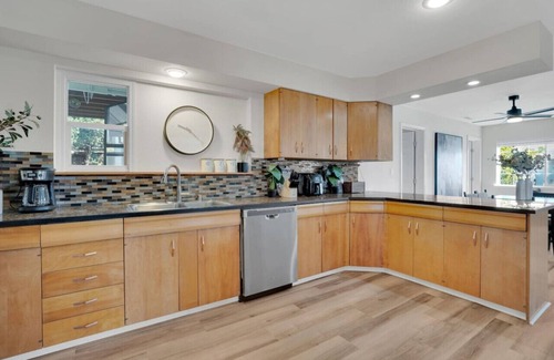 Fairfield Casa | Large 6 Bedroom Near Napa | Sleeps 12 l Game Room