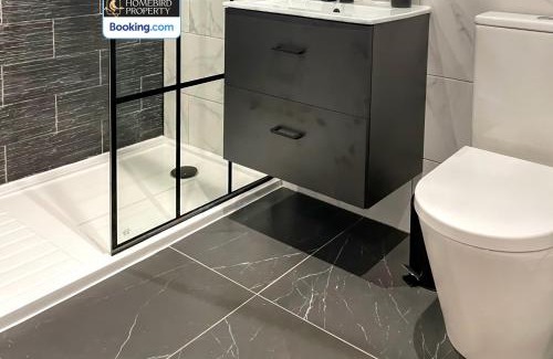 Leeds Casa | Large 6BDR House By Homebird Property Management Short Lets & Serviced Accommodation Leeds With Secured Parking & Garden Area