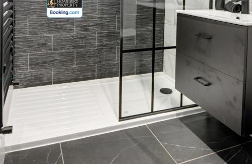 Leeds Casa | Large 6BDR House By Homebird Property Management Short Lets & Serviced Accommodation Leeds With Secured Parking & Garden Area