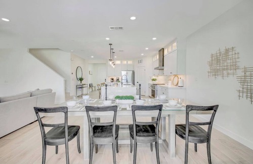 Coachella Casa | Large 7 Bdr + 9 beds, Huge GameRoom, Putting Green, Bocce, Pool & Spa, designer