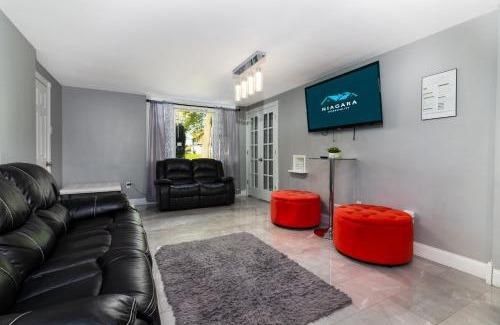 Downtown Niagara Falls Casa | Large 7BR,4BA, Short walk to Niagara Falls