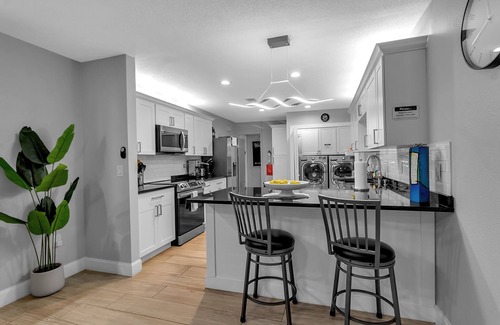 Bayshore Gardens Casa | Large 8BR/6BA Home – Backyard & Private Parking
