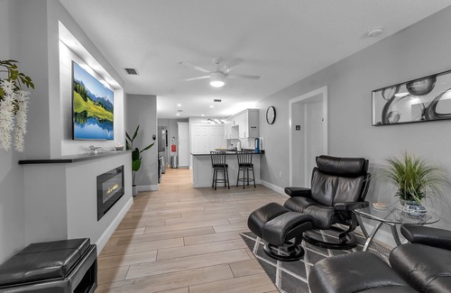 Bayshore Gardens Casa | Large 8BR/6BA Home – Backyard & Private Parking