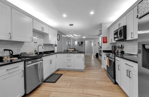 Bayshore Gardens Casa | Large 8BR/6BA Home – Backyard & Private Parking