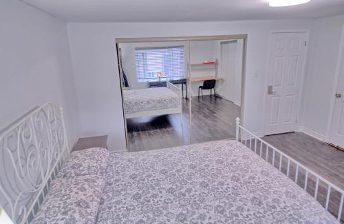 Thornhill Casa | Large and beautiful master room with private bathroom