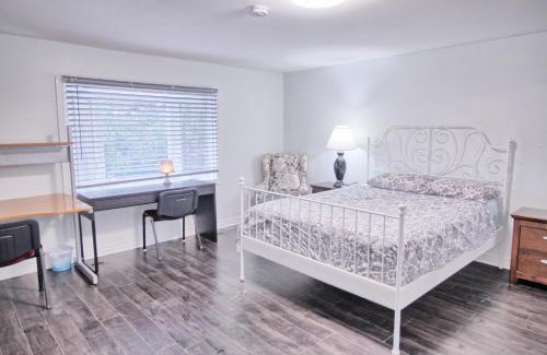 Thornhill Casa | Large and beautiful master room with private bathroom