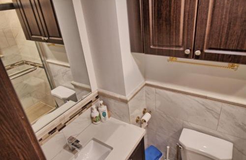 Thornhill Casa | Large and beautiful master room with private bathroom