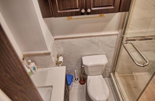 Thornhill Casa | Large and beautiful master room with private bathroom