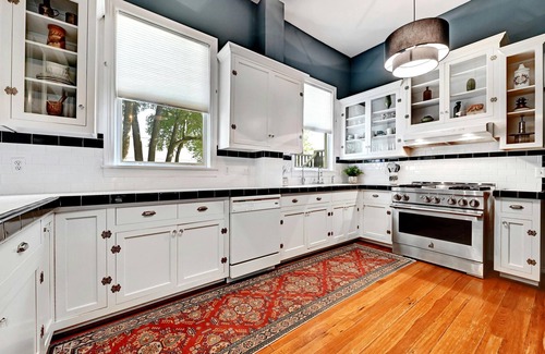 Lockhart Casa | Large and historical 3BR/3BA - walking distance to Courthouse Square