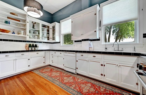 Lockhart Casa | Large and historical 3BR/3BA - walking distance to Courthouse Square