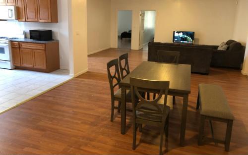 Elizabeth Apartamento | Large and private apartment that sleeps up to 10 people comfortably with direct NYC Manhattan train only 5 minute walk away