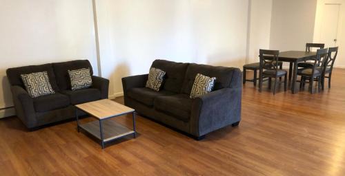 Elizabeth Apartamento | Large and private apartment that sleeps up to 10 people comfortably with direct NYC Manhattan train only 5 minute walk away