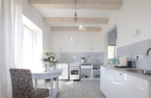 Chocerady Apartamento | Large apartment in a quiet country village with river views