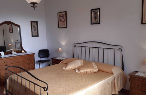 Artallo Apartamento | Large apartment in detached villa, garden, sea view, parking, WiFi