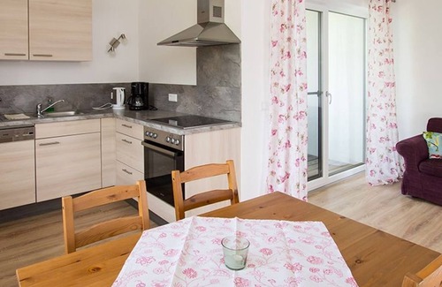 Zell Am Moos Apartamento | Gran apartamento con vista al lago - Familia Stabauer (4 flores)