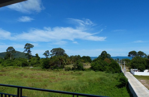 Chonburi Apartamento | Amplio apartamento con vista al mar a 100 m de la playa en un pueblo de pescadores