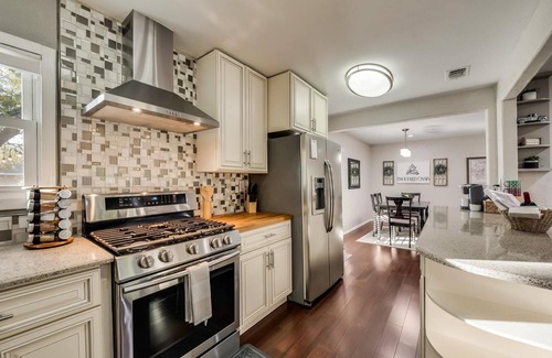 Haltom City Casa | Large backyard ideal for kids and pets alike