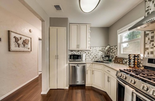 Haltom City Casa | Large backyard ideal for kids and pets alike