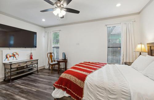 West Dallas Casa | Large BackYard & Patio, Family Friendly, Near Downtown Dallas