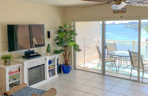Indian Shores Apartamento | Large Balcony and Water Views Indian Shores Condo!