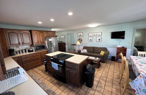 Byfield Casa | Large Beach Apt | Lawn | Steps to the Beach