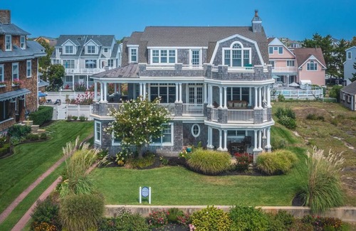 Admiral Estates Apartamento | LARGE BEACH FRONT HOME WITH POOL