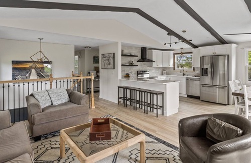 Matunuck Casa | Large Beach House near Matunck Beach, South Kingstown. Short walk to the beach.