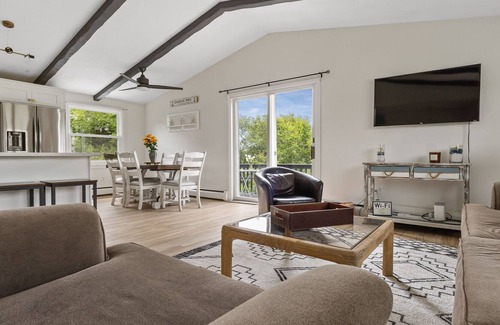 Matunuck Casa | Large Beach House near Matunck Beach, South Kingstown. Short walk to the beach.