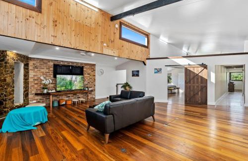 Hastings Point Casa | Large Beach Retreat with Ocean Breeze & Style