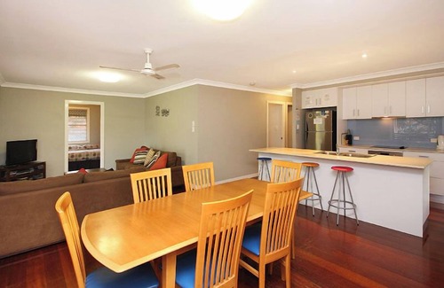 Amity Point Casa | Large beachside house in quiet bush surroundings