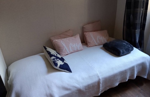 Lezat-sur-Leze Cama Y Desayuno | Large bedroom (3 + 1 baby ) & Dining area in a country village -