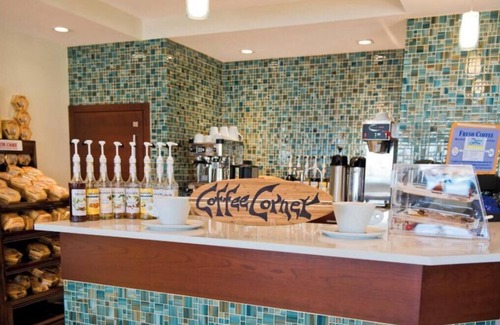 Colliers Bay Casa | Large bedroom apt with a kitchen big Queen bed and two Murphy beds