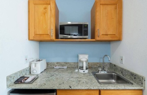 Colliers Bay Casa | Large bedroom apt with a kitchen big Queen bed and two Murphy beds