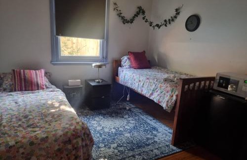 Oakleigh Casa | Large bedroom with twin beds and private bathroom