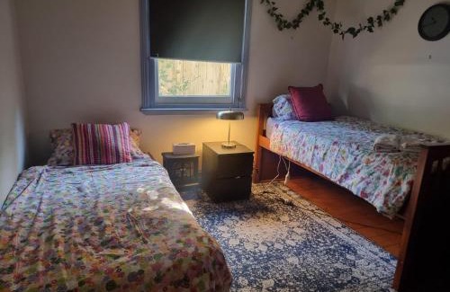 Oakleigh Casa | Large bedroom with twin beds and private bathroom