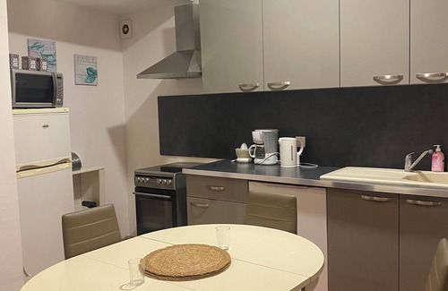 Villeneuve-les-Beziers Casa | Large, bright apartment90 square metres Near the Canal du Midi-Four people