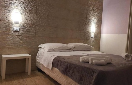 Corso dei Mille - Sant'Erasmo Casa | Large, bright and quiet room (1)