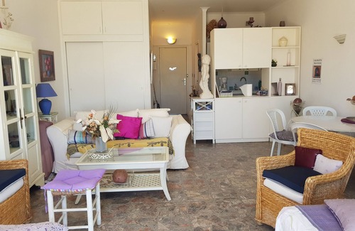 Le Ricanto Apartamento | Estudio grande y luminoso con terraza en la playa con vistas al mar y a la ciudad.