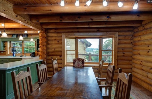 Kodak Cabina | Large Cabin at Exit 407 - lots of parking