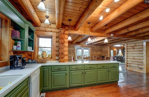 Kodak Cabina | Large Cabin at Exit 407 - lots of parking