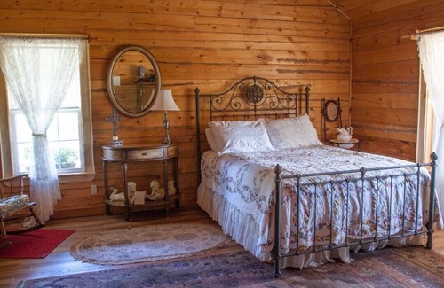 Rattan Cabina | Large Cabin in the Kiamichi Wilderness