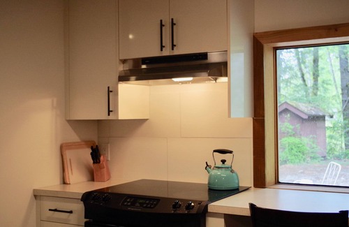 Alberni-Clayoquot Cabina | Large cabin on rural farm. Private, relaxing, close to Stamp Falls Park.