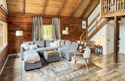 Berkeley Springs Casa | Large Cabin w Hot Tub, Pond, Deck, Fire Pit, WiFi
