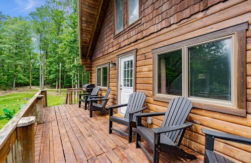 Berkeley Springs Casa | Large Cabin w Hot Tub, Pond, Deck, Fire Pit, WiFi