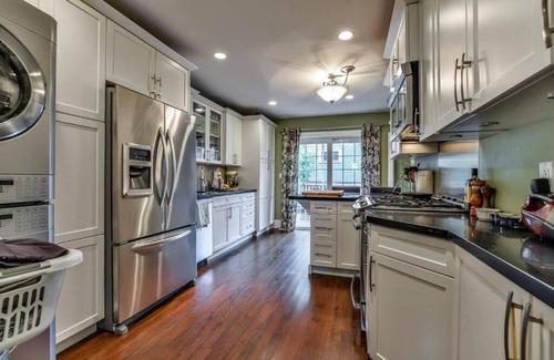 Grandview-Woodland Casa | Large character home steps from Little Italy / Commercial Drive