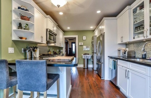Grandview-Woodland Casa | Large character home steps from Little Italy / Commercial Drive