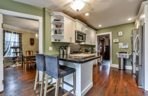 Grandview-Woodland Casa | Large character home steps from Little Italy / Commercial Drive