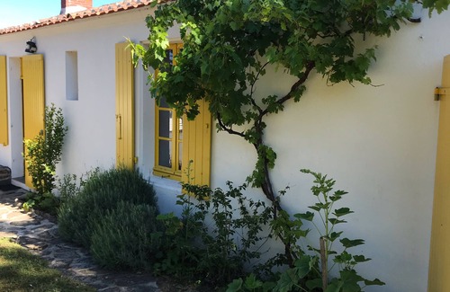 Ile d'Yeu Casa | gran casa con encanto, aislado en un parque en el borde de la costa salvaje.