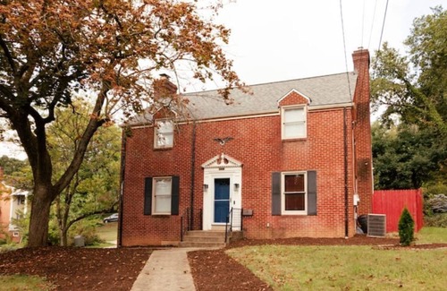 South Hills Casa | Large Colonial - Minutes from City!