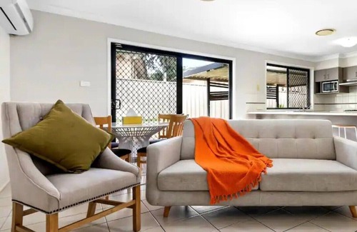 Shortland Casa | Large Comfortable Birmingham Gardens Family Home